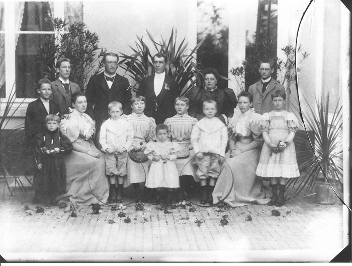 La famille Mertens-Erix pose sur la terrasse à l'arrière de la maison familiale à Kruibeke avec 12 des 14 enfants.