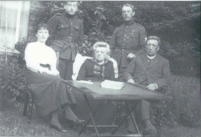 Les parents Mertens-Erix, une de leur fille et deux de leurs fils appelés lors de la Première Guerre mondiale (Ils ont eu 6 de leurs 7 fils au front à un moment ou à un autre dont Charles qui est mort au champ d'honneur à la toute fin de la guerre). 